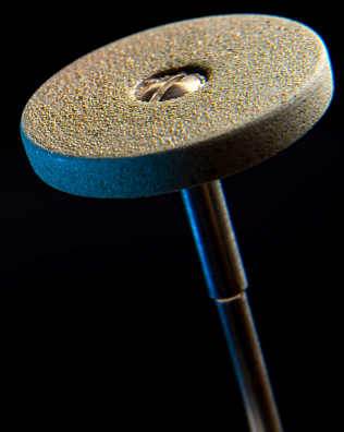 Шлифовальный инструмент в форме диска для обработки диоксида циркония и керамики