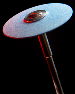 Полир для средней обработки керамики в форме линзы 25х1-2х1,6 мм